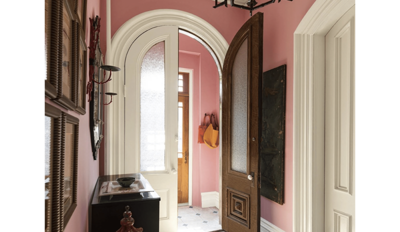 Una entrada pintada en Delicate Rose, con adornos Niveous, una colección de arte mural.
